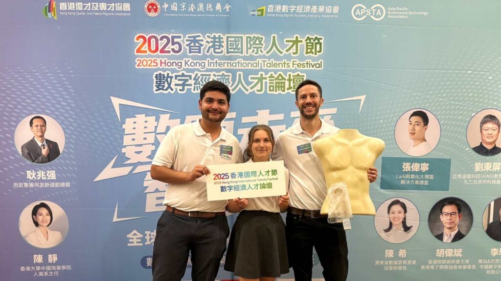 Das SmartBagEco Team von Links nach Rechts Leon Chen, Elisabeth Höbel und Simon Martin auf dem iCanX Innovation Award